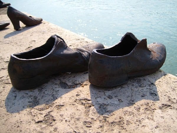 memorial to the victims budapest shoes
