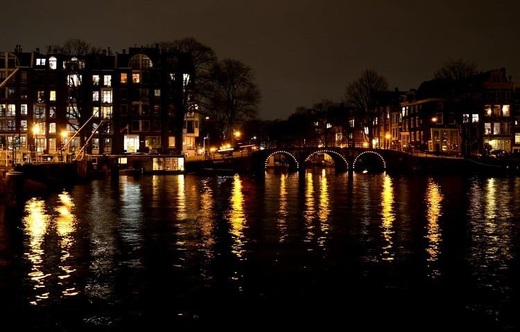 canals in amsterdam night